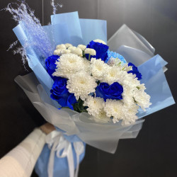 Букет из синих роз и хризантем